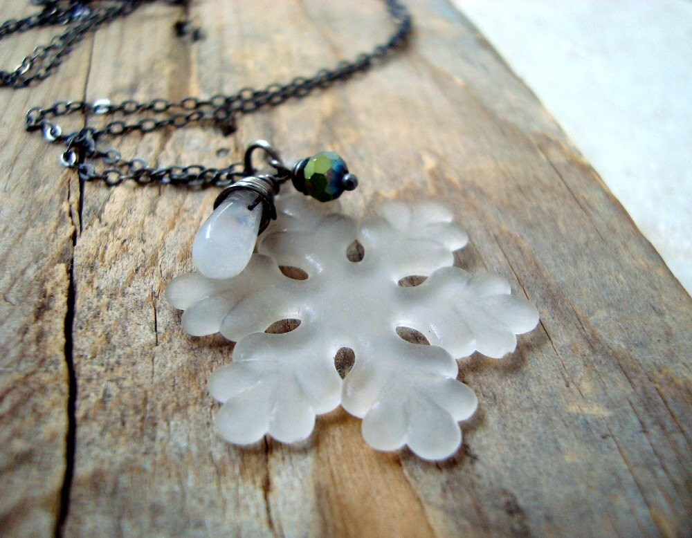 Winter Schneeflocke Halskette - Mondstein, Kristall. Urlaub Schmuck Weihnachten Hochzeiten Charm Brautjungfer von FuchsiaBloomStudio