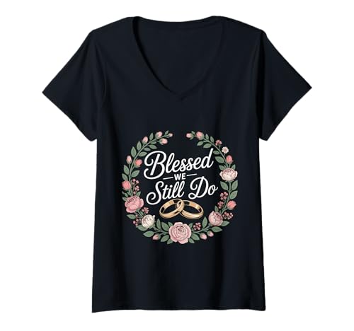 Damen Blessed We Still Do Romantischer Hochzeitstag |||- T-Shirt mit V-Ausschnitt Damen Blessed We Still Do Romantischer Hochzeitstag |||- T-Shirt mit V-Ausschnitt von Für immer verspricht Hochzeitstag