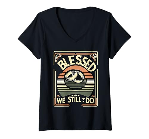 Damen Blessed We Still Do Romantischer Hochzeitstag ||||- T-Shirt mit V-Ausschnitt Damen Blessed We Still Do Romantischer Hochzeitstag ||||- T-Shirt mit V-Ausschnitt von Für immer verspricht Hochzeitstag