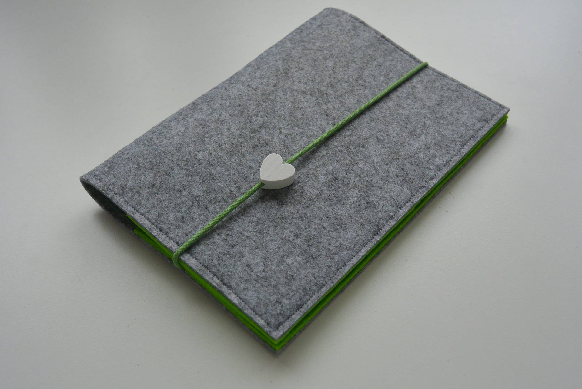 U-Hefthülle Filz Grau/Grün Motiv Herz von FuerGlueckskinder