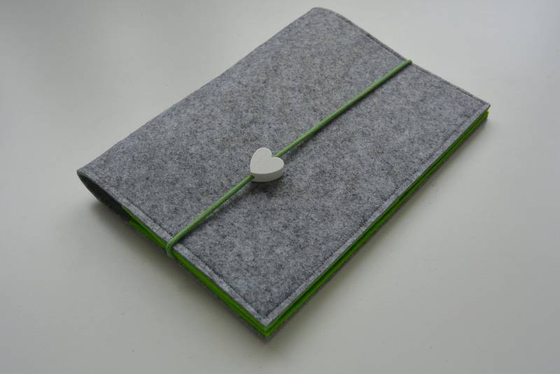 U-Hefthülle Filz Grau/Grün Motiv Herz von FuerGlueckskinder