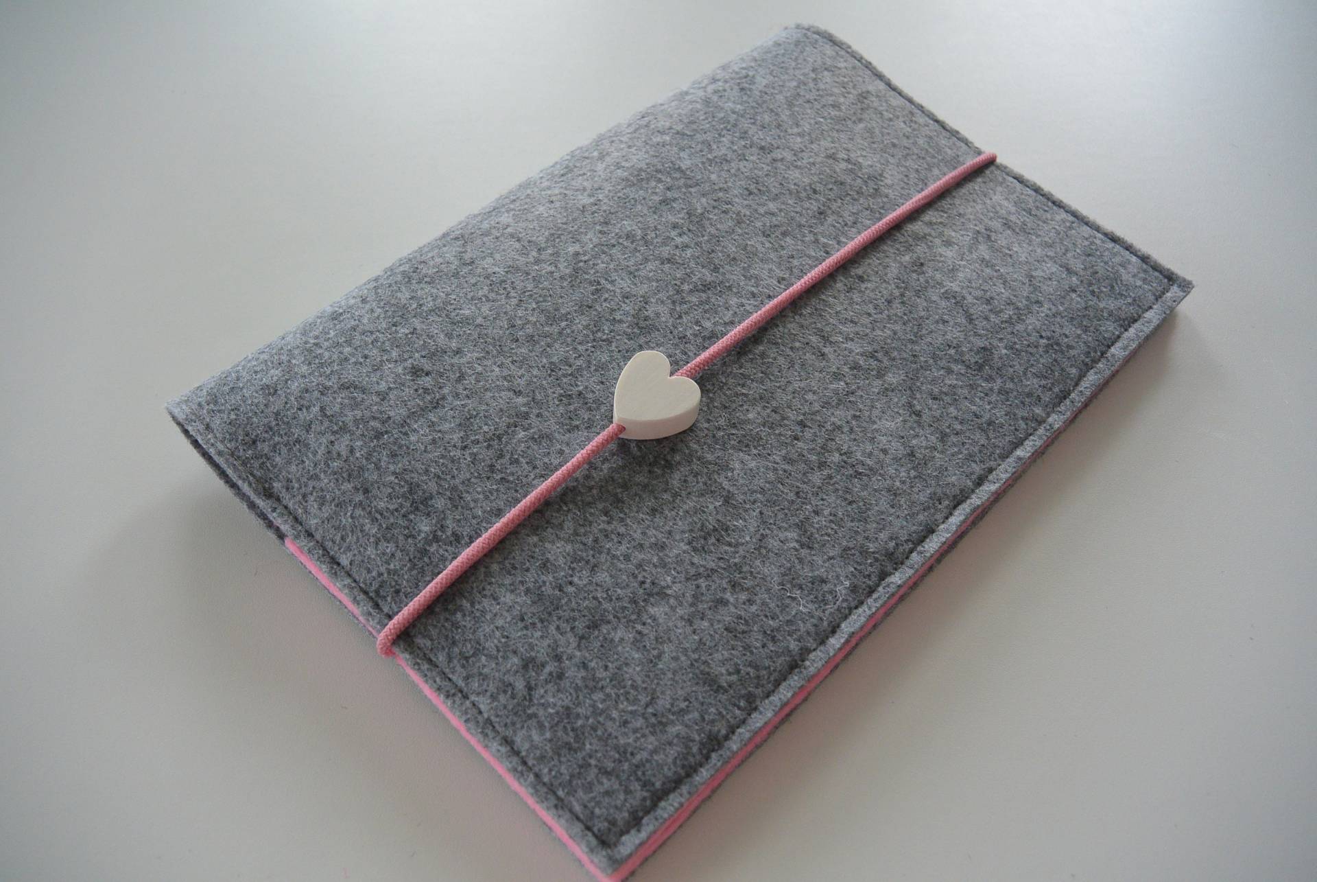 U-Hefthülle Filz Grau/Rosa Motiv Herz von FuerGlueckskinder