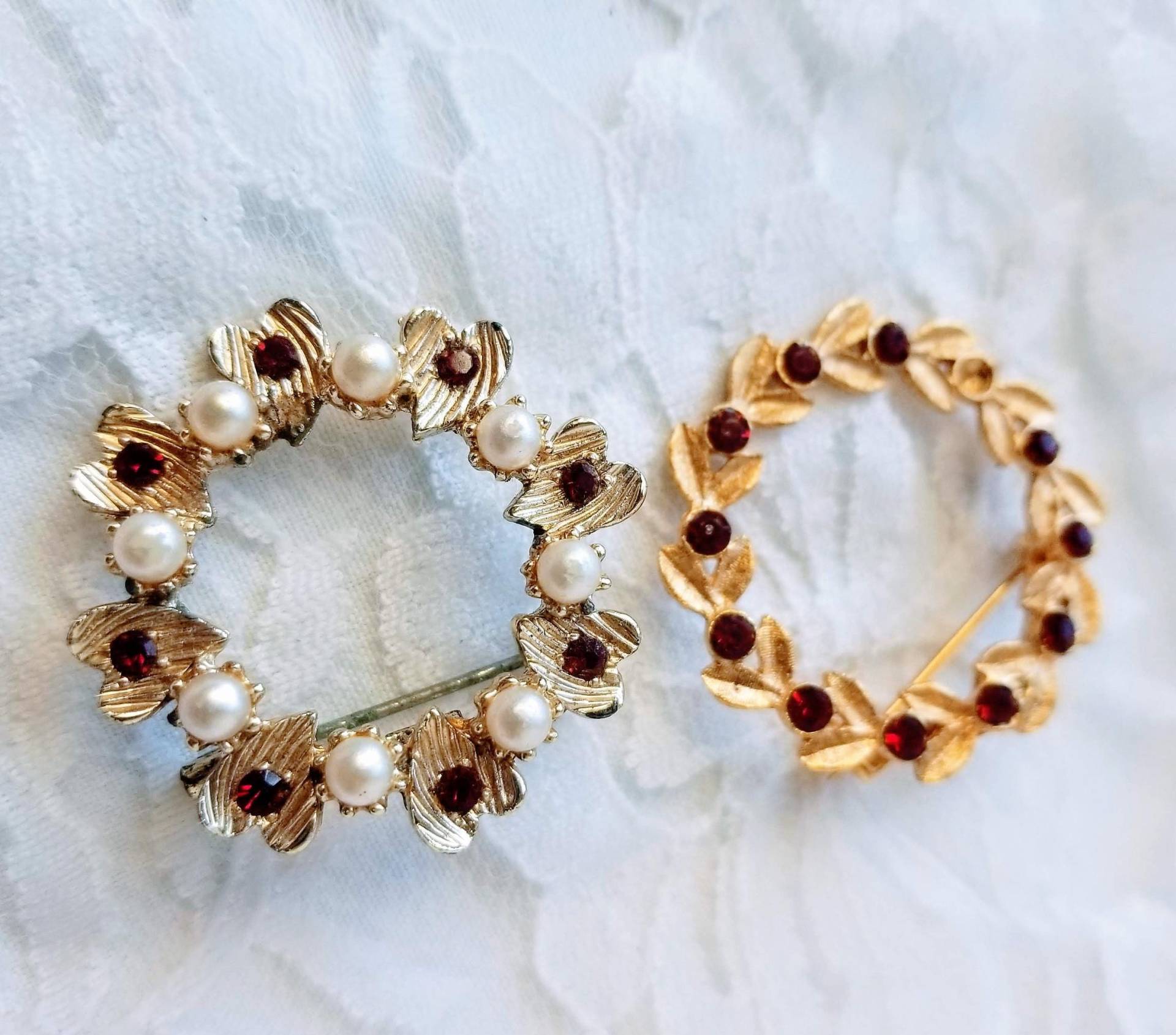 Mid-Century Rote Kristall Strass Broschen 2Er Set Vergoldete Rocailles Perlen von FugitiveKatCreations