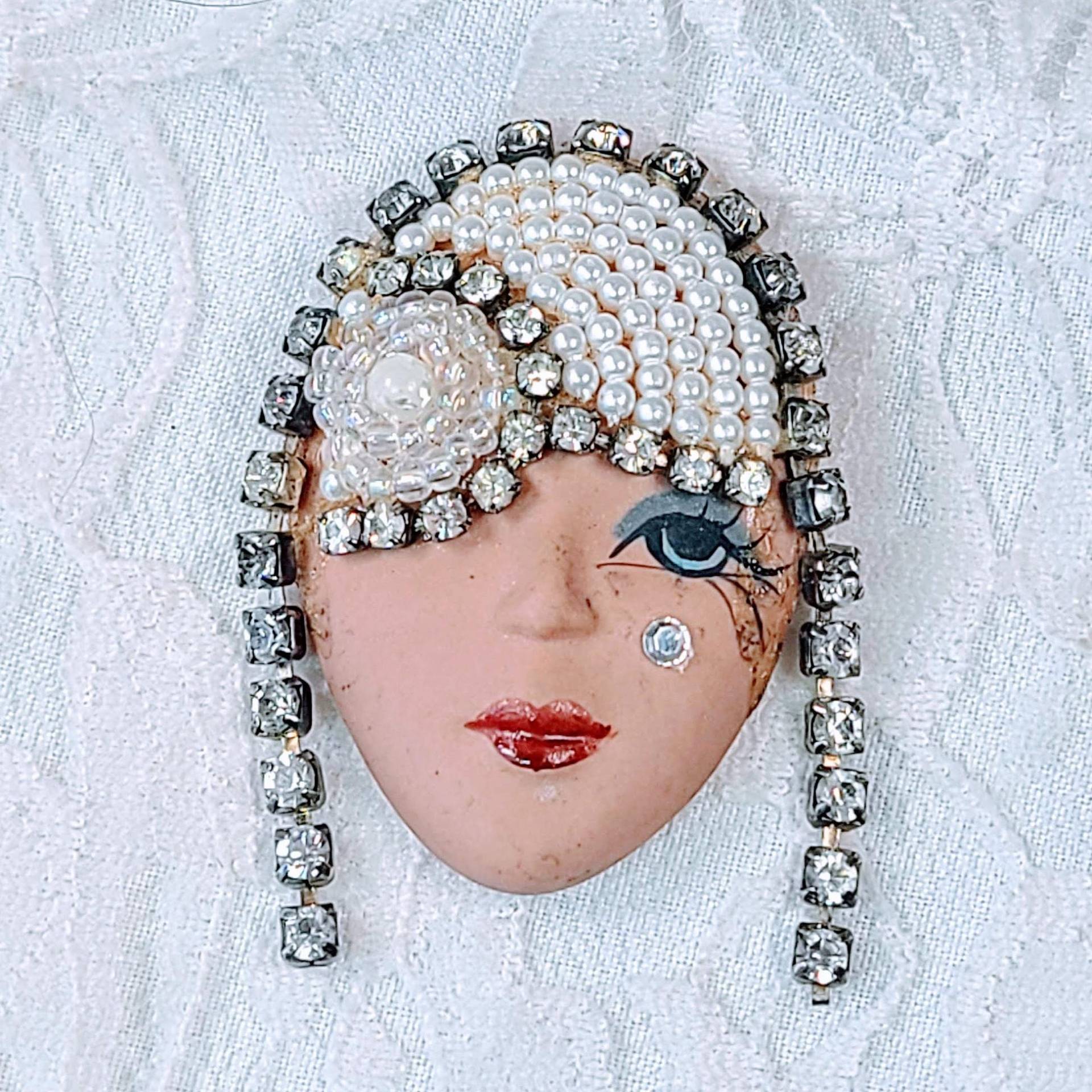 Vintage Brosche Frau Gesicht Flapper Lady Strass Kopfschmuck Showgirl Art Deco Pin ~ Handgemacht Und Signiert Vintage Brosche Frau Gesicht Flapper Lady Strass Kopfschmuck Showgirl Art Deco Pin ~ Handgemacht Und Signiert von FugitiveKatCreations