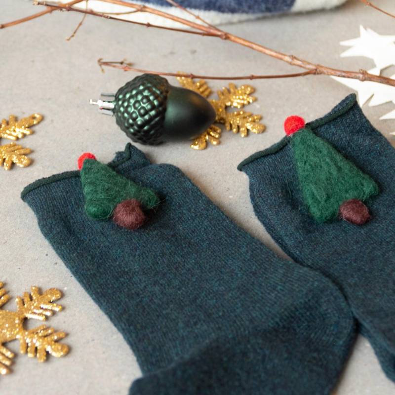 Weihnachtssocken Dunkelgrün Mit Filz-Tannenbaum - Warme, Stilvolle, Liebevolle Weihnachtsgeschenkidee Für Damen Und Kinder, Winterabende von FuguSocken