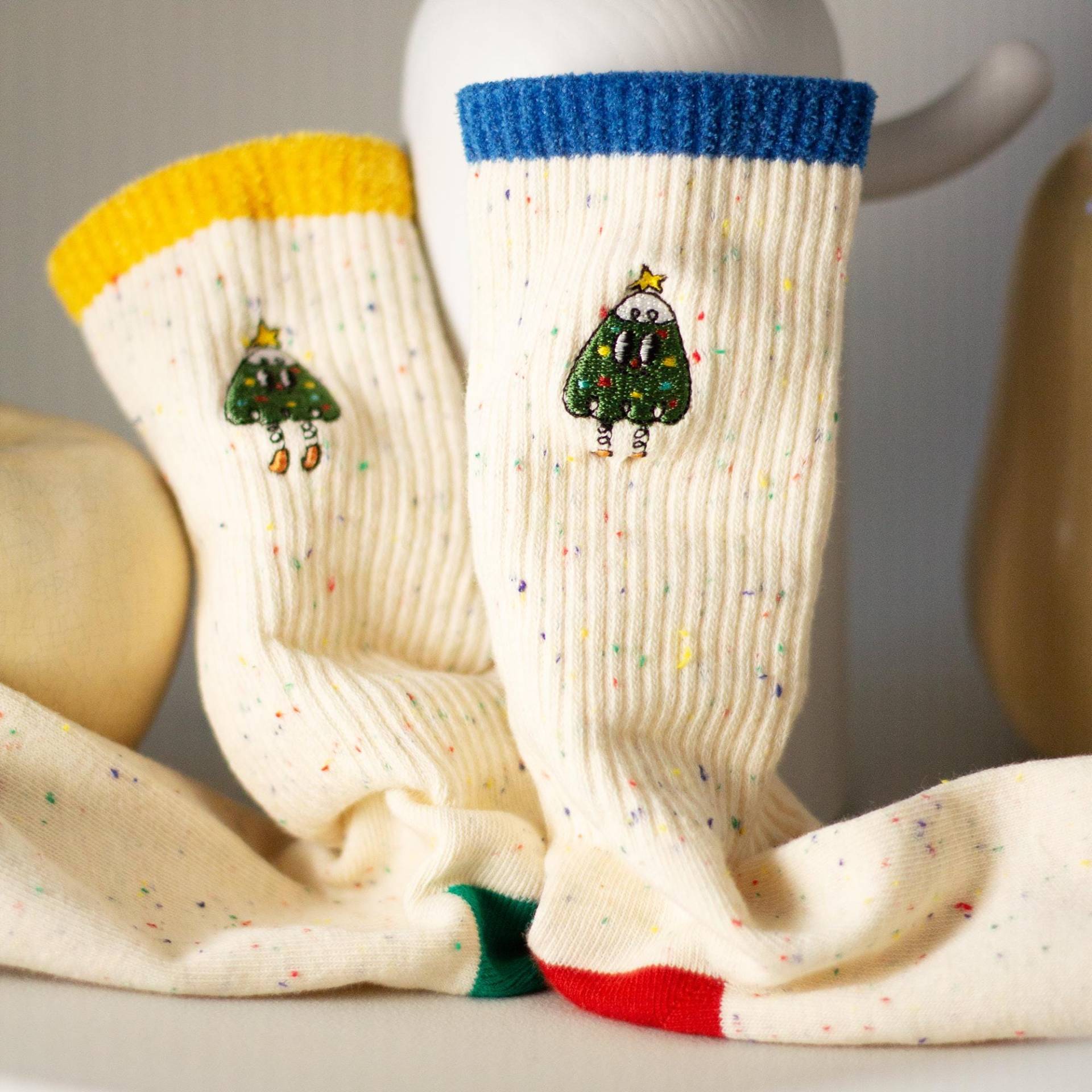 Weihnachtssocken Mit Buntem Punktgarn Und Plüschdetails - Weihnachtsbaum Am Knöchel, Gemütlich, Unisex, Perfekte Geschenkidee Weihnachten von FuguSocken