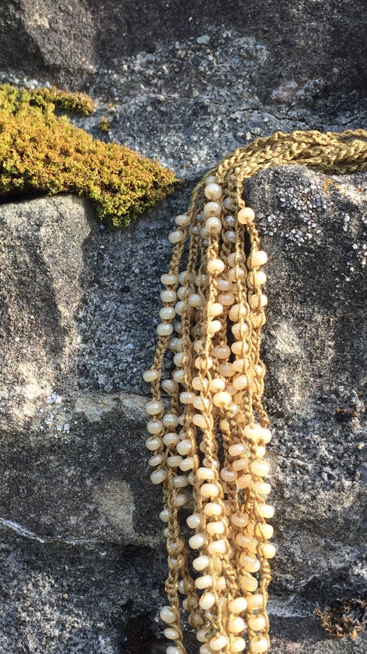 Halskette Gehäkelt Mit Beigen Felsperlen Handgefertigt Von Fugucrafts Halskette Gehäkelt Mit Beigen Felsperlen Handgefertigt Von Fugucrafts von Fugucraft