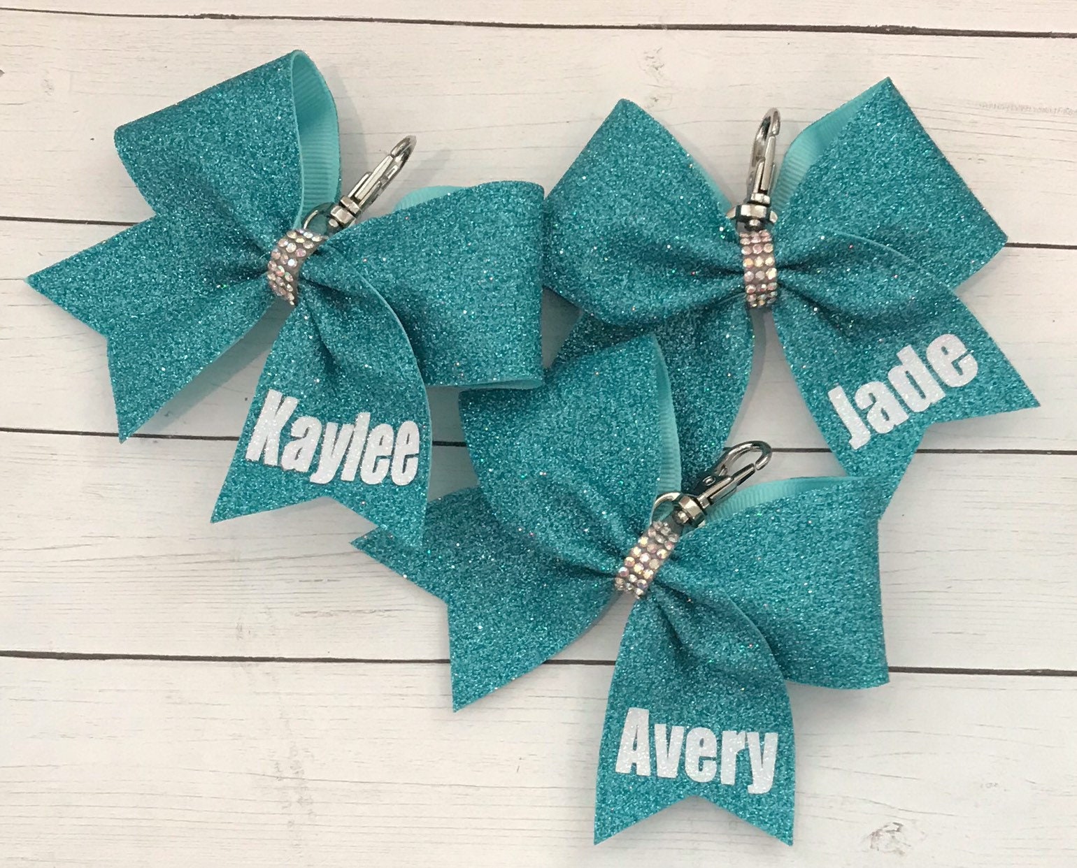 Personalisierter Glitter Cheer Bow Schlüsselanhänger Individueller Namensanhänger Personalisierter Glitter Cheer Bow Schlüsselanhänger Individueller Namensanhänger von FullBidBows