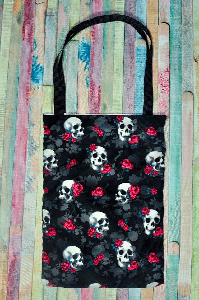 Nerditotes Totenkopf Und Rosen Tote Bag Nerditotes Totenkopf Und Rosen Tote Bag von FullMoonPhoenix