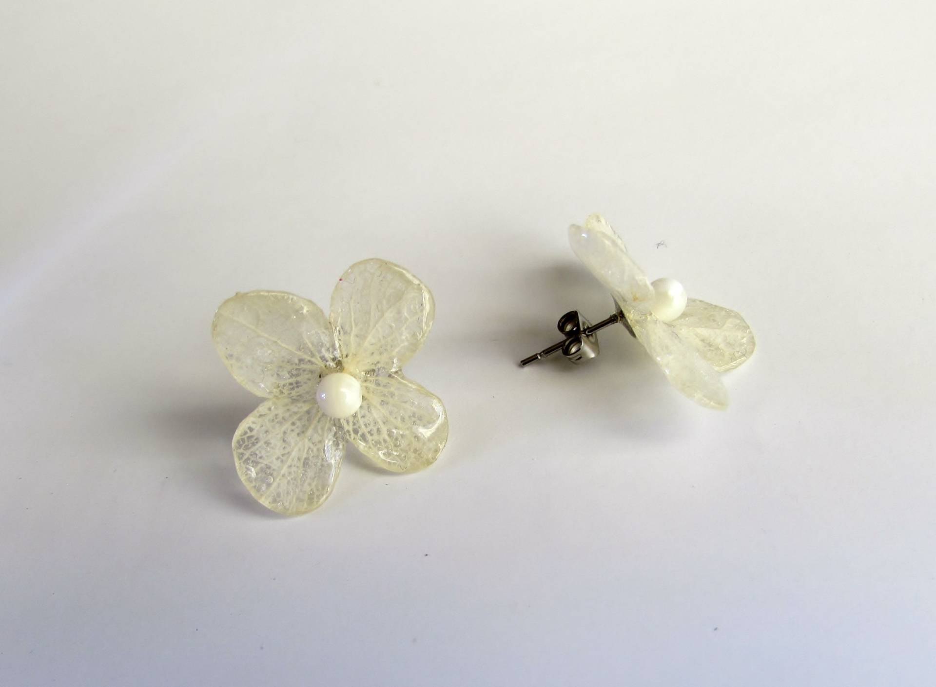 Transparente Weiße Hortensie & Perlmutt Ohrstecker - Echte Blumen Schmuck Transparente Weiße Hortensie & Perlmutt Ohrstecker - Echte Blumen Schmuck von FumisGem