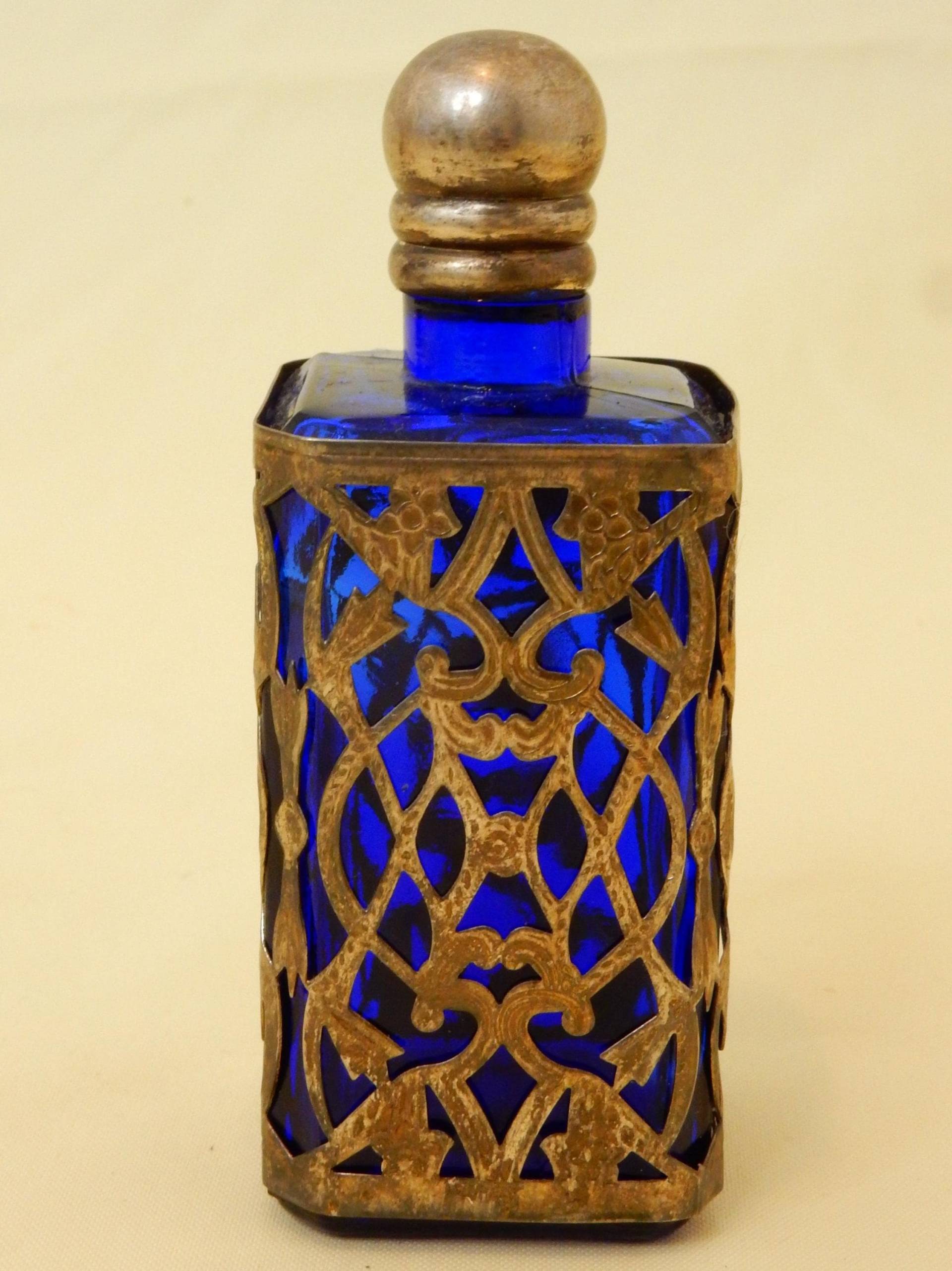 Alter Flakon, Dunkelblaues Glas von FummelundGedoens