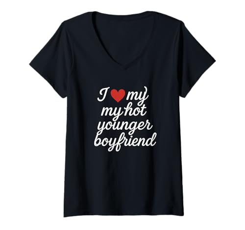 Damen "I Heart My Hot Younger Boyfriend" romantisches süßes Design T-Shirt mit V-Ausschnitt Damen "I Heart My Hot Younger Boyfriend" romantisches süßes Design T-Shirt mit V-Ausschnitt von Fun Loving Romantic Couple Expressions