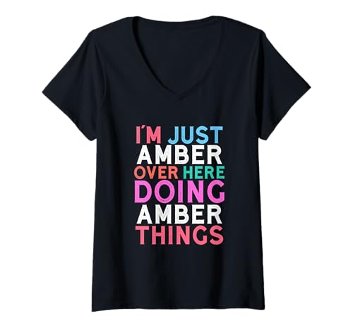 Damen Ich Bin nur Amber Hier drüben und Mache Amber Things Name T-Shirt mit V-Ausschnitt Damen Ich Bin nur Amber Hier drüben und Mache Amber Things Name T-Shirt mit V-Ausschnitt von Fun Name Stuff For Girls Name Amber!