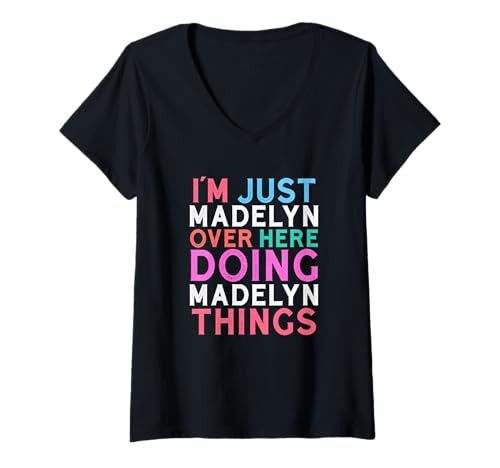 Damen Ich Bin nur Madelyn Hier drüben und Mache Madelyn-Dings-Namen T-Shirt mit V-Ausschnitt Damen Ich Bin nur Madelyn Hier drüben und Mache Madelyn-Dings-Namen T-Shirt mit V-Ausschnitt von Fun Name Stuff For Girls Name Madelyn!