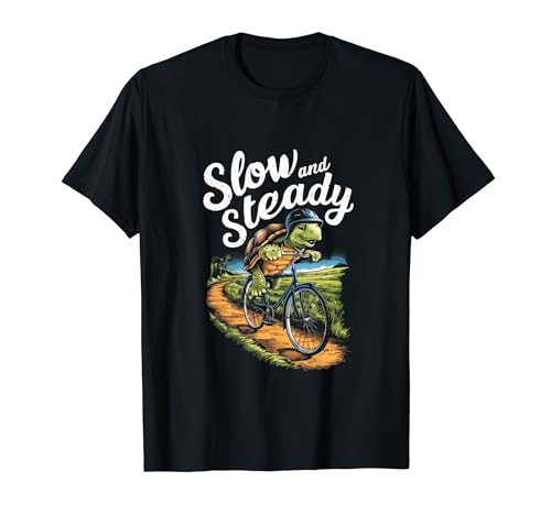 Langsam und stabil - Lustige Schildkröte auf dem Fahrrad - Kinder Radfahren T-Shirt Langsam und stabil - Lustige Schildkröte auf dem Fahrrad - Kinder Radfahren T-Shirt von Fun Outdoors Biking Apparel