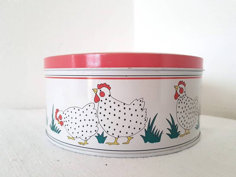 Vintage Runde Zinn-Box Mit Entzückenden Hühnern von FunAntic