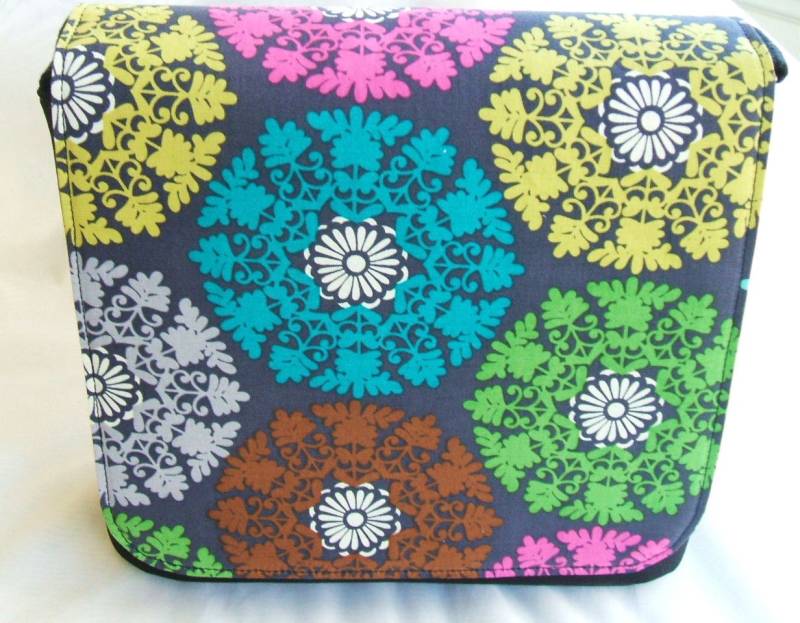 Handgemachte Art Deco Umhängetasche Aus Baumwollstoff Mit Kunstlederboden Und Metallfüßen von FunPrintsColorado