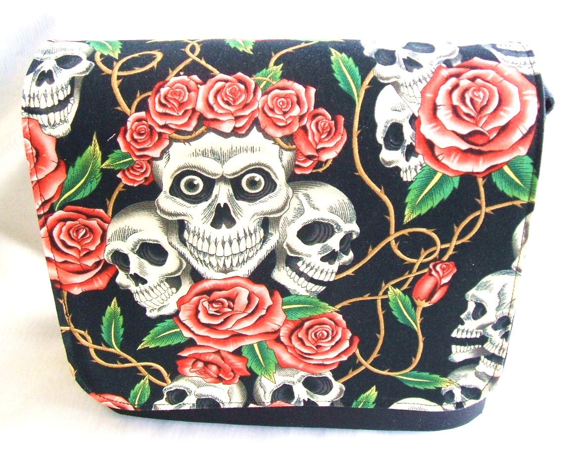 Rose Tattoo Schädel Auf Schwarzem Hintergrund Mit Flachen Und Schwarzen Körper Verstellbaren Riemen von FunPrintsColorado