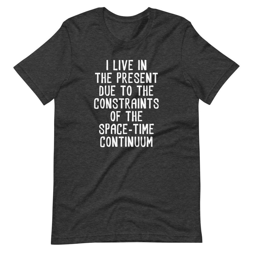 I Live in The Present Due To Constraints Of Space-Time Kontinuum T-Shirt Lustiger Spruch Wissenschaft Geek Nerdy Lustige Tshirts Für Männer I Live in The Present Due To Constraints Of Space-Time Kontinuum T-Shirt Lustiger Spruch Wissenschaft Geek Nerdy Lustige Tshirts Für Männer von FunStuff2Go