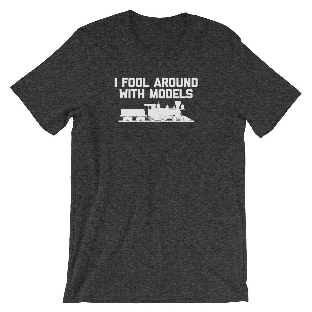 Lustiges Modell Zug T-Shirt Ich Albere Mit Modellen Rum Lustiges Modell Zug T-Shirt Ich Albere Mit Modellen Rum von FunStuff2Go