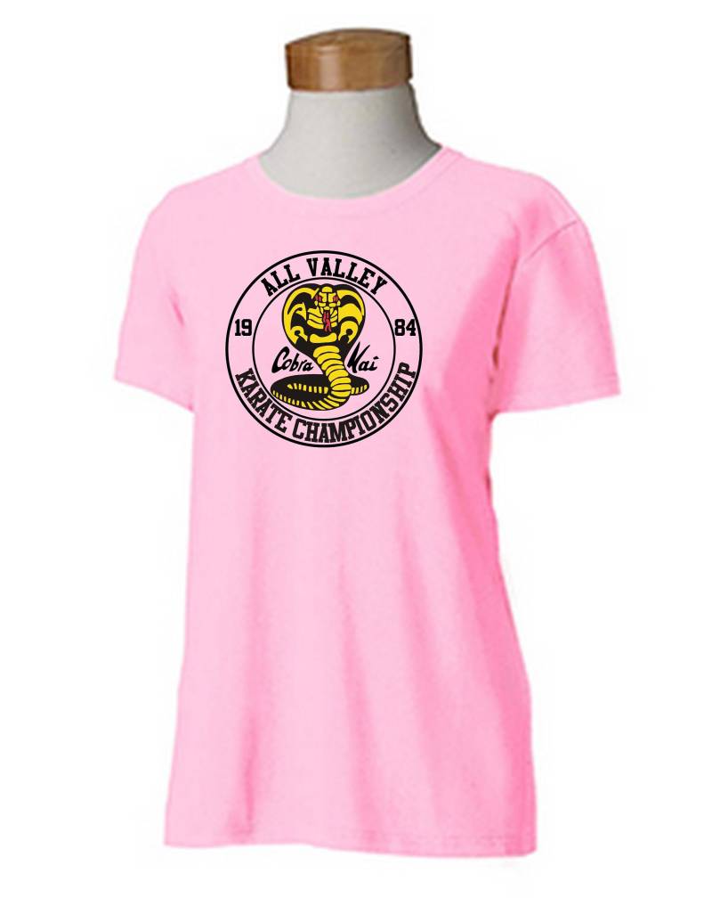 Alle Valley Championship Cobra Kai - Damen T-Shirt in Vielen Farboptionen Karate Kid Dojo Fegen Das Bein 80Er Jahre Film Miyagi Tun von FunTimePrints