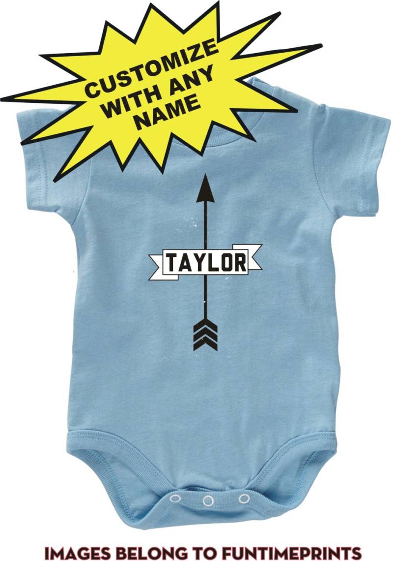 Benutzerdefinierte Name Beunruhigt Arrow - Spaß T-Shirt Oder Body Kleidung Kleinkind Kinder Weiß Grau Rosa Blau Rakete -369 von FunTimePrints