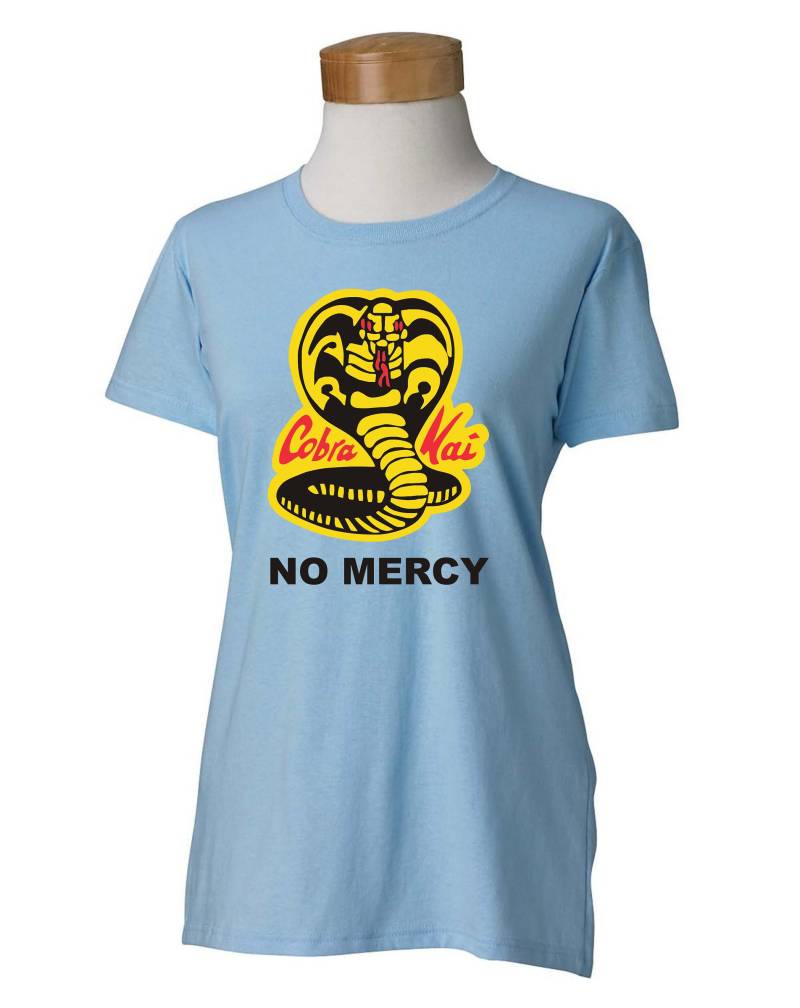 Cobra Kai No Mercy - Damen T-Shirt in Vielen Farboptionen Karate Kid Miyagi Do Dojo Fegen Das Bein 80Er Jahre Film von FunTimePrints