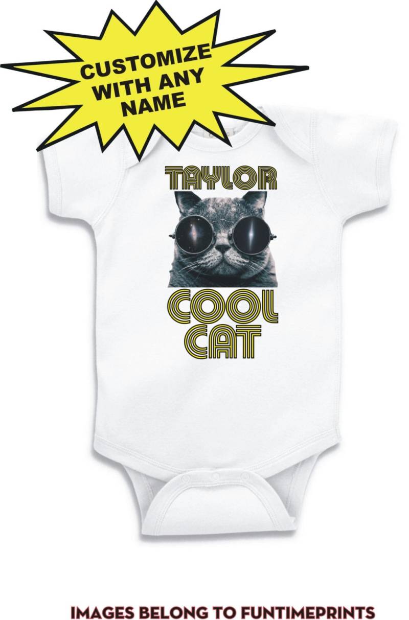 Cool Cat Mit Custom Name - T-Shirt Oder Body Lustige Kleidung Kleinkind Kinder Kätzchen in Weiß Grau Rosa Blau -0263 von FunTimePrints