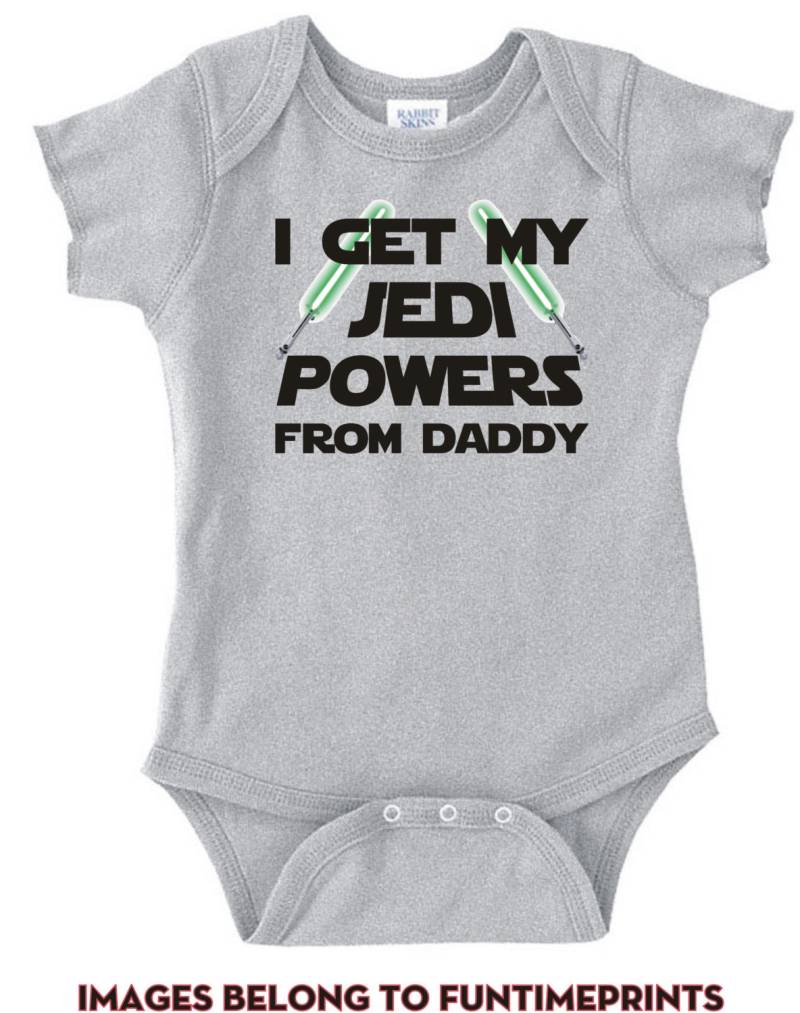 Ich Bekomme Meine Jedi-Kräfte Von Papa - Spaß T-Shirt Oder Body Lustige Tuchin Kleinkind Jugend Kinder Weiß Grau Rosa Blau-355 von FunTimePrints