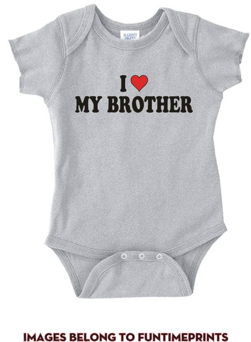 Ich Herz Mein Bruder - Liebe Spaß T-Shirt Oder Body Lustige Kleidung Für Kleinkind Jugend Kinder in Weiß Grau Rosa Blau -0078 Ich Herz Mein Bruder - Liebe Spaß T-Shirt Oder Body Lustige Kleidung Für Kleinkind Jugend Kinder in Weiß Grau Rosa Blau -0078 von FunTimePrints