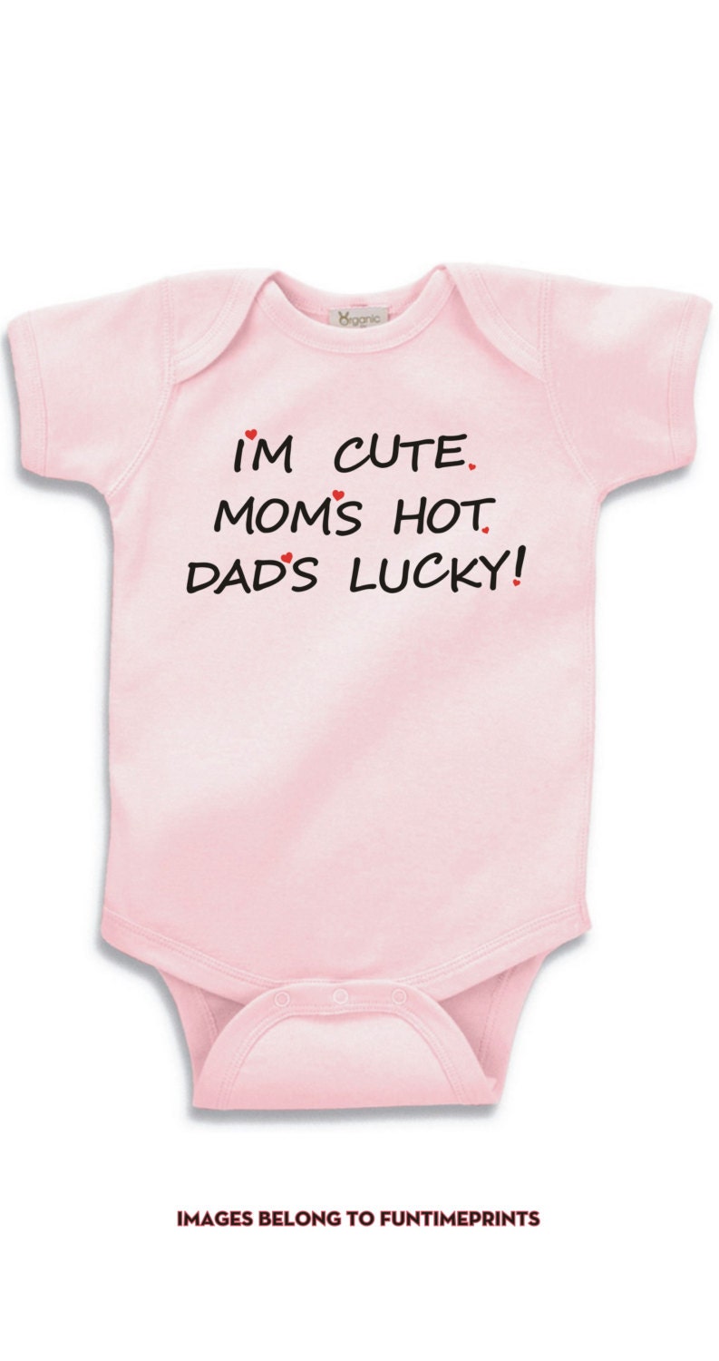 Im Cute, Moms Hot, Dads Lucky - Spaß T-Shirt Oder Body Für Kleinkind Jugend Strampler Creeper Tshirt Lustige Süße Humor Vater Mutter -0001 von FunTimePrints
