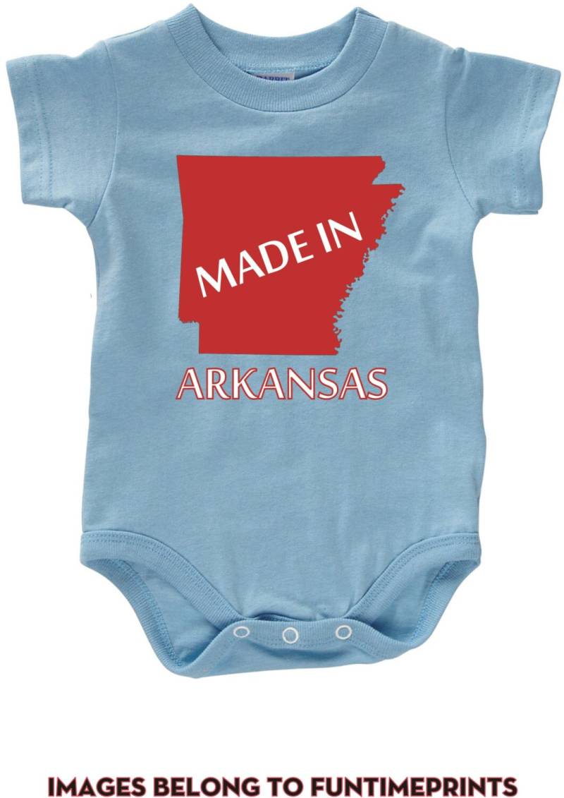 Made in Arkansas - Lustiges State Map T-Shirt Oder Bodysuit -Lustige Uni Kleidung Säugling Kleinkind Kinder-In Weiß Grau Pink Blau-0114 von FunTimePrints