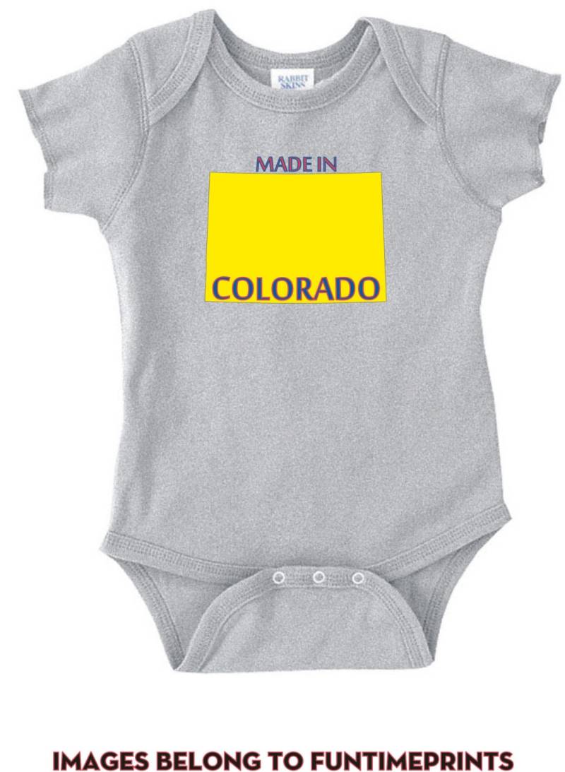 Made in Colorado - Lustiges State Map T-Shirt Oder Bodysuit -Lustige Uni Kleidung Säugling Kleinkind Kinder-In Weiß Grau Pink Blau -119 von FunTimePrints
