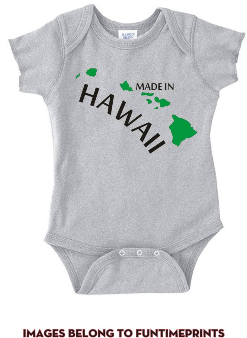 Made in Hawaii - Lustiges State Map T-Shirt Oder Bodysuit -Lustige Uni Kleidung Säugling Kleinkind Kinder- in Weiß Grau Pink Blau -127 von FunTimePrints