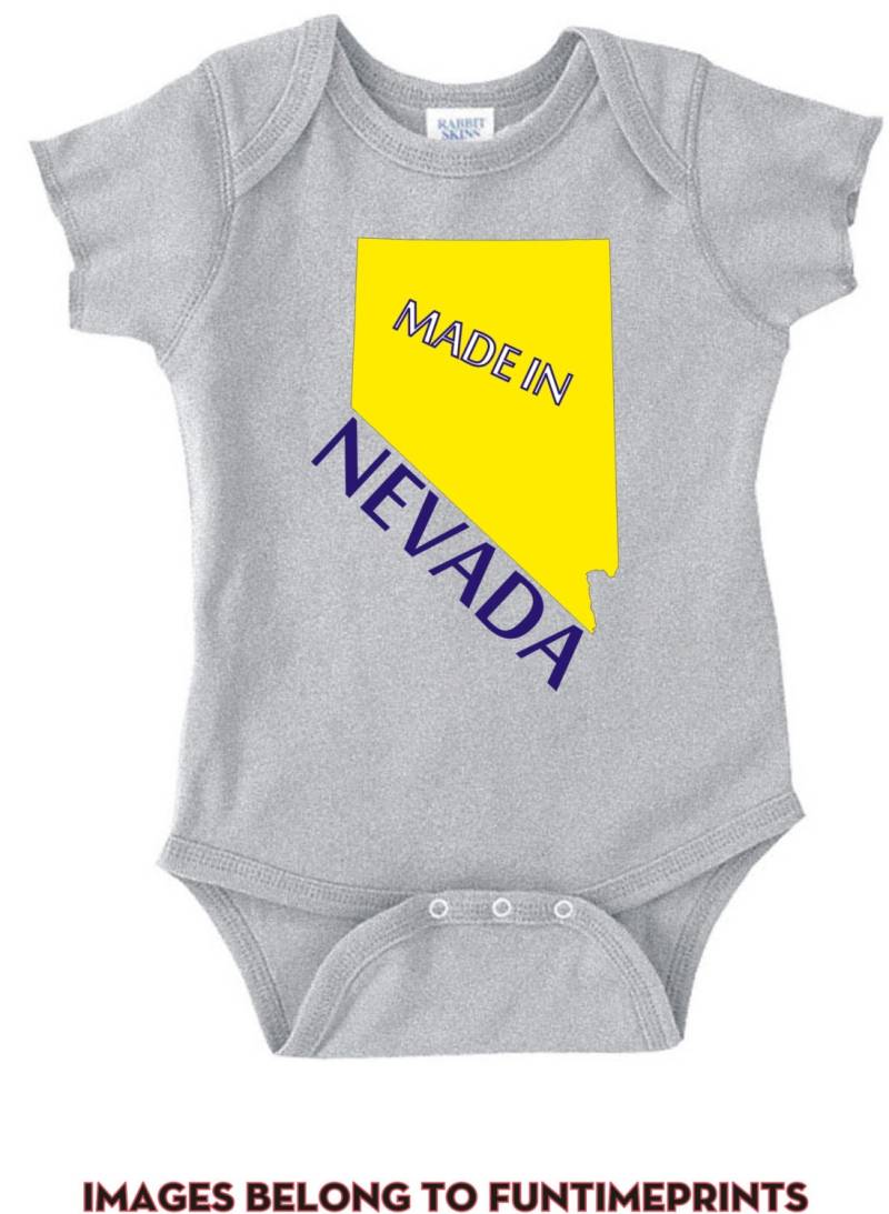 Made in Nevada - Lustiges State Map T-Shirt Oder Bodysuit -Lustige Uni Kleidung Säugling Kleinkind Kinder- in Weiß Grau Pink Blau -158 von FunTimePrints