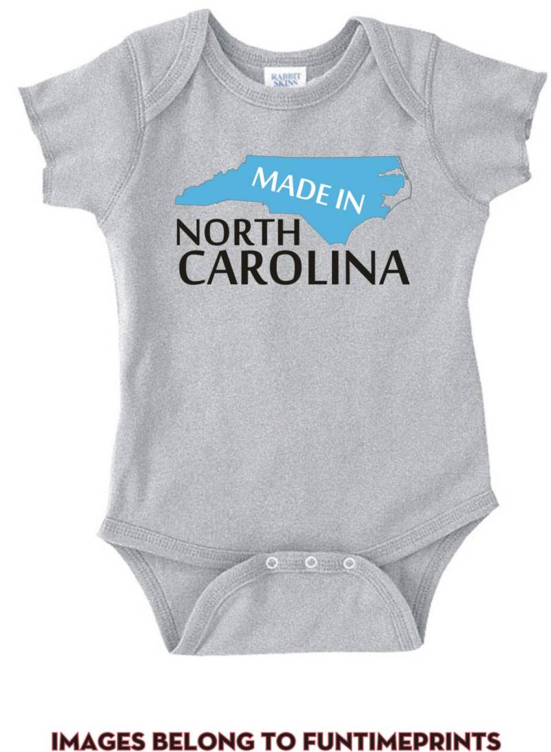 Made in North Carolina - Fun State Map T-Shirt Oder Bodysuit Uni Kleidung Säugling Kleinkind Kinder-In Weiß Grau Pink Blau-166 von FunTimePrints