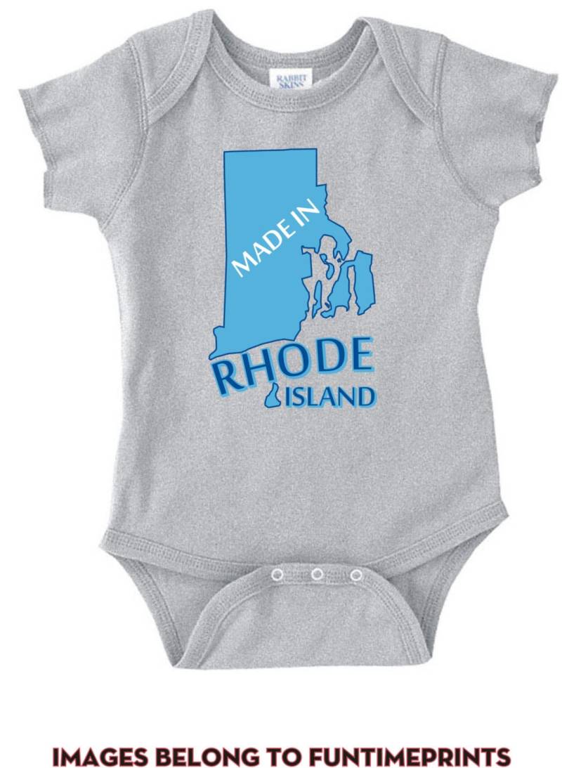 Made in Rhode Island - Lustiges State Map T-Shirt Oder Bodysuit Uni Kleidung Säugling Kleinkind Kinder-In Weiß Grau Rosa Blau -178 von FunTimePrints