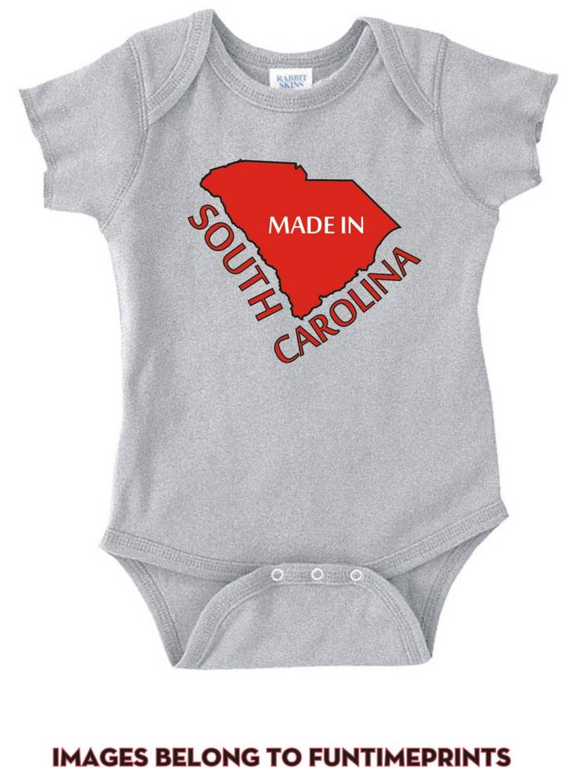 Made in South Carolina - Fun State Map T-Shirt Oder Bodysuit Uni Kleidung Säugling Kleinkind Kinder-In Weiß Grau Pink Blau-201 von FunTimePrints