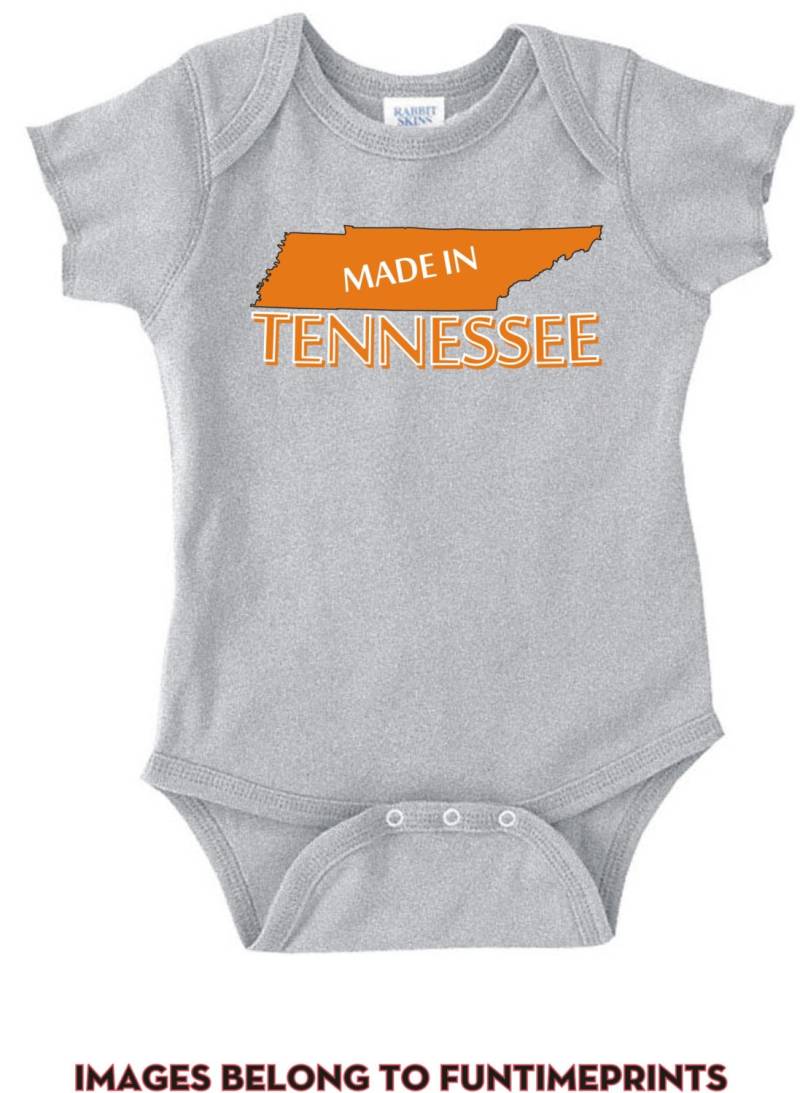 Made in Tennessee - Lustiges State Map T-Shirt Oder Bodysuit Uni Kleidung Säugling Kleinkind Kinder-In Weiß Grau Pink Blau -182 von FunTimePrints
