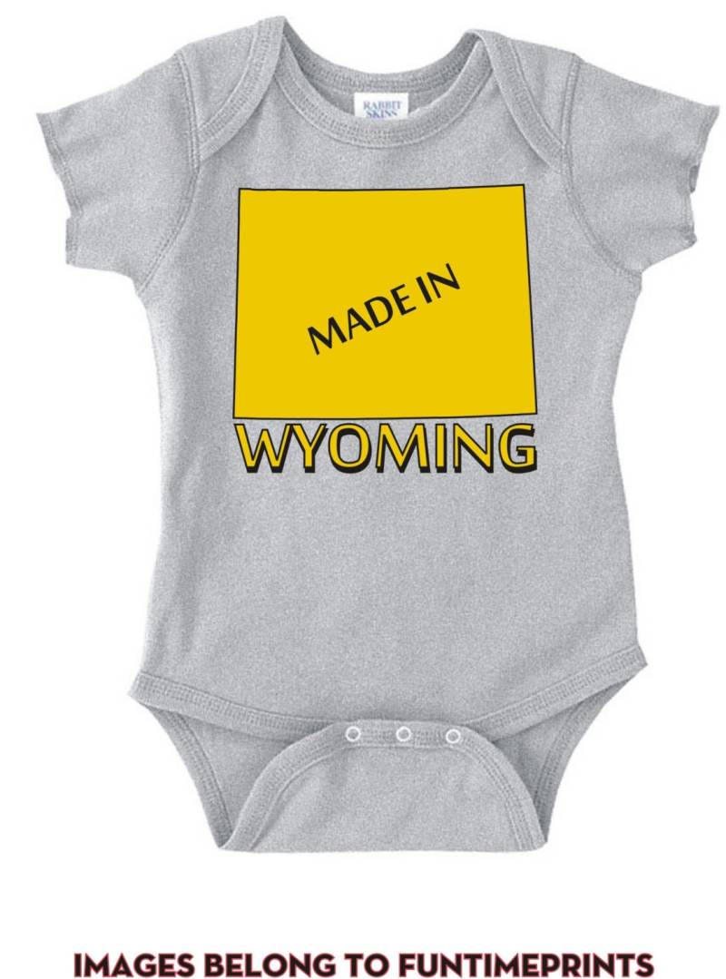 Made in Wyoming - Fun State Map T-Shirt Oder Bodysuit Uni Kleidung Säugling Kleinkind Kinder-In Weiß Grau Pink Blau -199 von FunTimePrints
