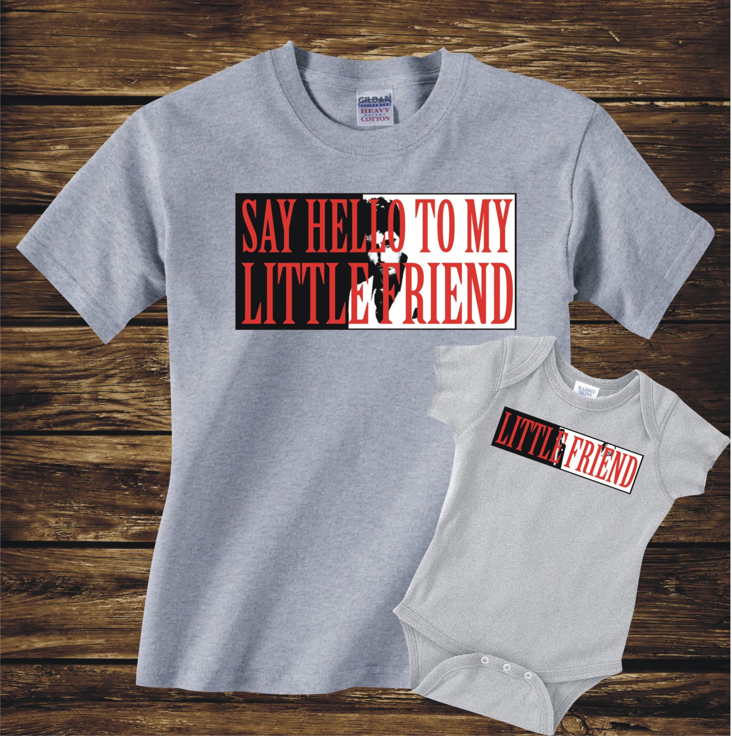 Matching Sagen Hallo Zu Meinem Kleinen Freund - Kleiner Scarface Eltern Vater Tag Mutter Kind Baby Sohn Tochter T-Shirt Body-504 Matching Sagen Hallo Zu Meinem Kleinen Freund - Kleiner Scarface Eltern Vater Tag Mutter Kind Baby Sohn Tochter T-Shirt Body-504 von FunTimePrints
