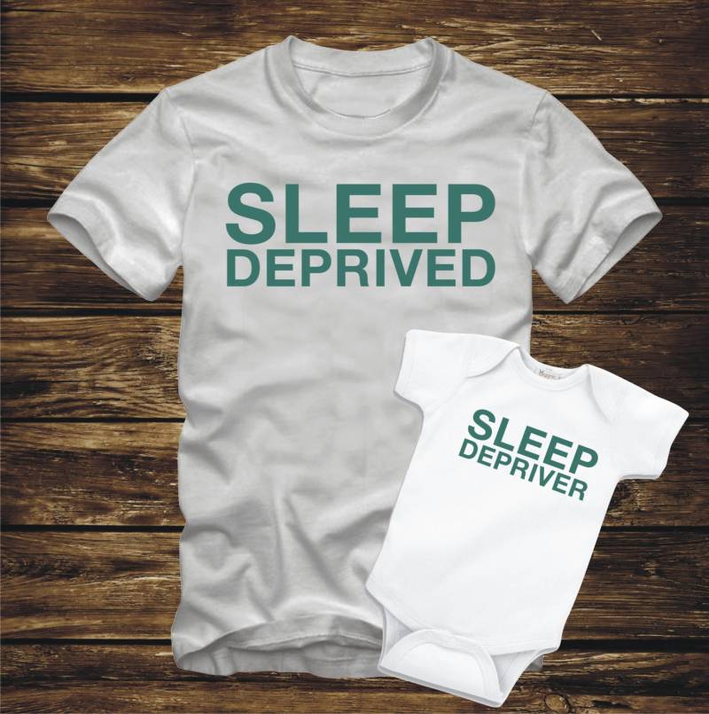 Matching Schlaf Beraubt - Depriver Eltern Väter Tag Mutter Kind T-Shirt Body Spaß Kleidung Erwachsene Säugling Kinder -374 von FunTimePrints