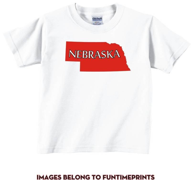 Nebraska -Lustiges State Map T-Shirt Oder Bodysuit -Lustige Uni Kleidung Säugling Kleinkind Kinder - in Weiß Grau Pink Blau -157 von FunTimePrints