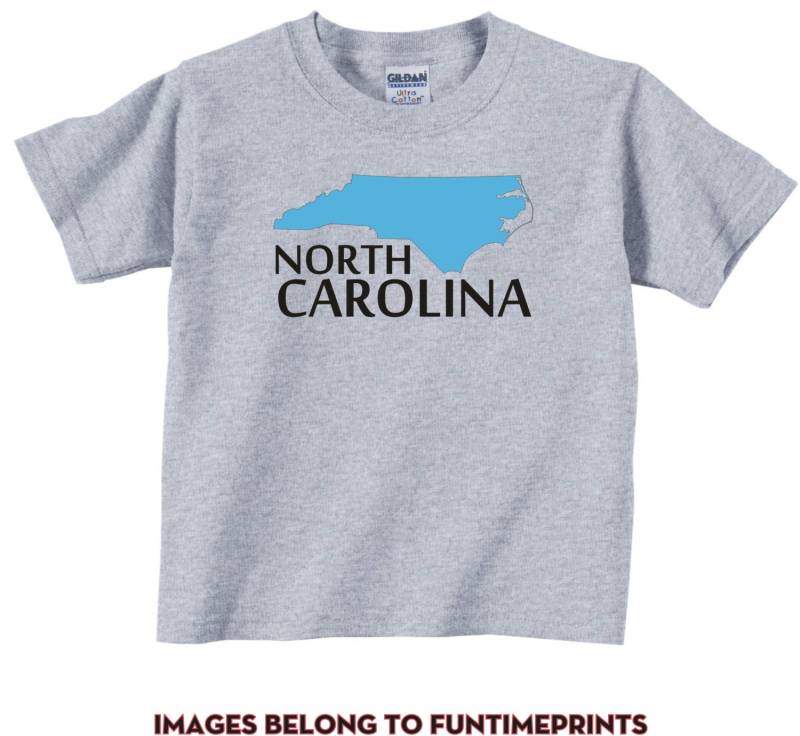 North Carolina -Fun State Map T-Shirt Oder Bodysuit - Uni Kleidung Säugling Kleinkind Kinder-In Weiß Grau Pink Blau-167 von FunTimePrints