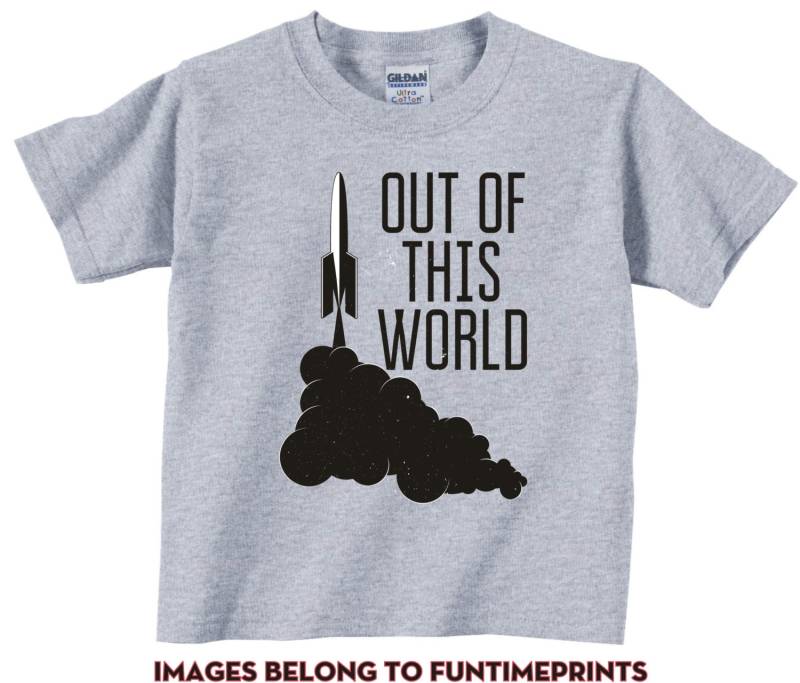 Out Of This World - Spaß T-Shirt Oder Body Lustige Kleidung Kleinkind Jugend Kinder Weiß Grau Rosa Blau Raum Rakete -363 von FunTimePrints