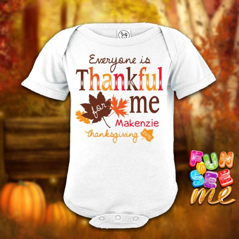 Jeder Ist Dankbar Für Mich - Thanksgiving Personalisiert Mit Name Und Jahr Body Jungen/Mädchen Neue Baby Dusche Geschenk von FunToSeeMe