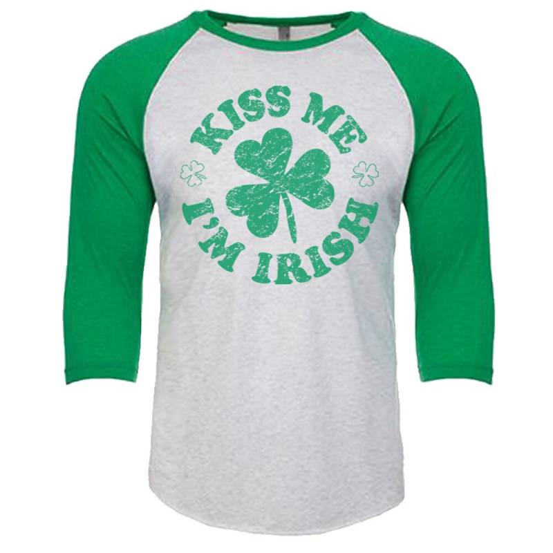 Küss Mich Ich Bin Ire - Kleeblatt Design | Grün Wörter Unisex Tri-Blend 3/4 Sleeve Raglan Baseball T-Shirt Größen Xs-3Xl in 14 Farben von FunToSeeMe