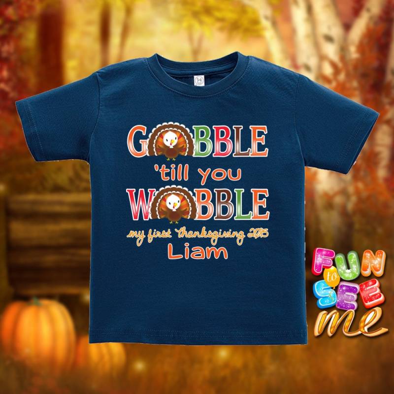 Meine Erste | 1. Thanksgiving - Verschlingen Bis Sie Wackeln Personalisiert Mit Namen Und Jahr T-stück/Jungen Mädchen Säugling von FunToSeeMe