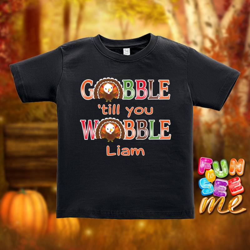 Verschlingen Bis Sie Wobble - Thanksgiving Personalisiert Mit Namen T-Shirt/Jungen Mädchen Säugling Kleinkind Jugendgrößen Verschlingen Bis Sie Wobble - Thanksgiving Personalisiert Mit Namen T-Shirt/Jungen Mädchen Säugling Kleinkind Jugendgrößen von FunToSeeMe