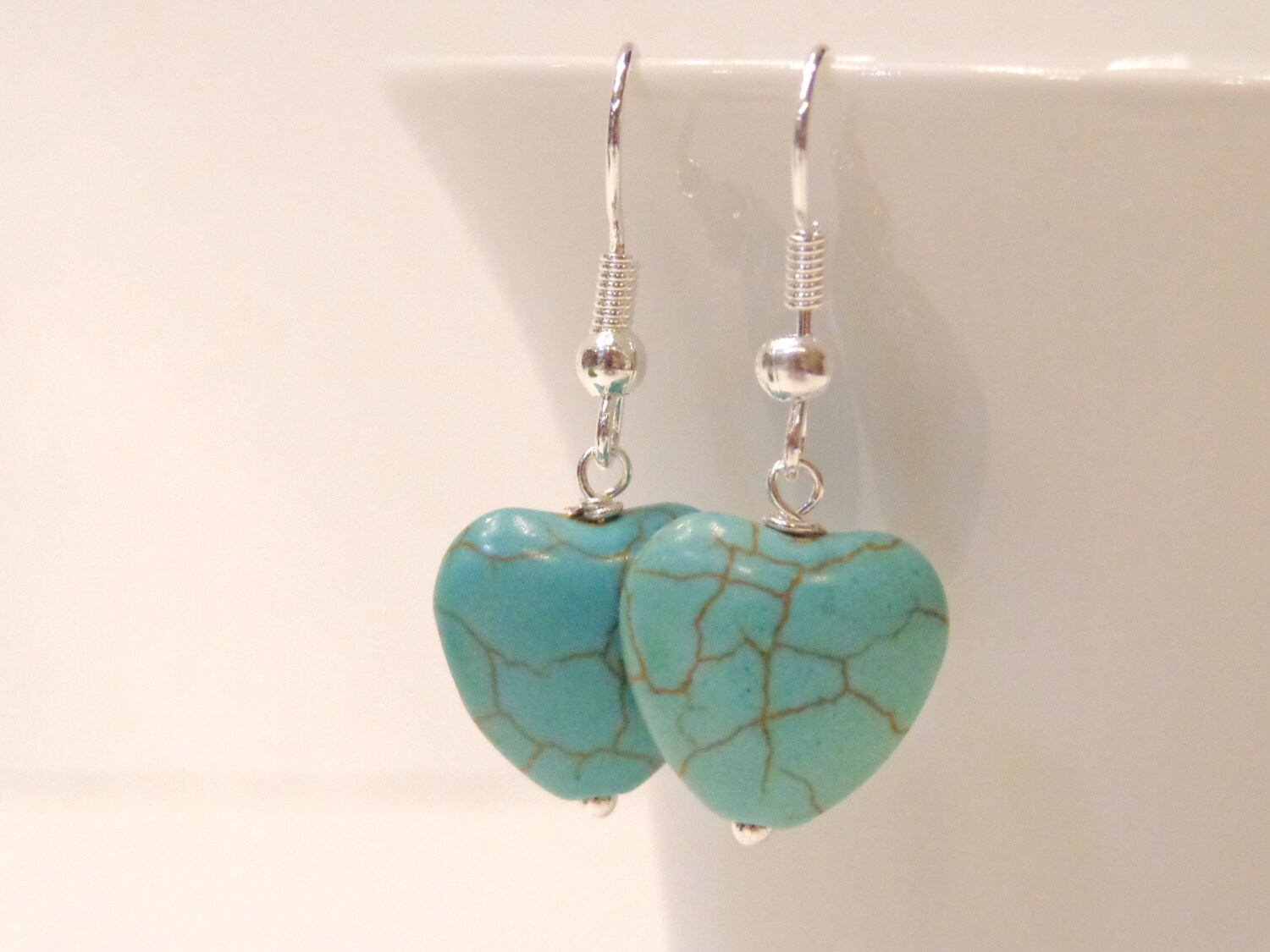 Blaue Howlith Türkis Herz Ohrhänger Blaue Howlith Türkis Herz Ohrhänger von FunandBaubles
